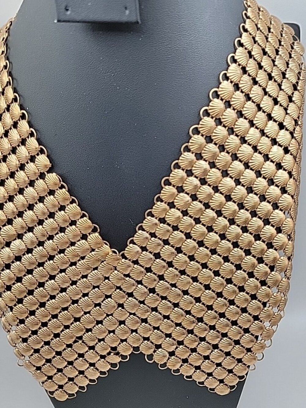 Shell Shaped Mesh Large Bib Shaw Necklace Gold Tone Metal Rare Full Front 1970s - Picture 3 of 9